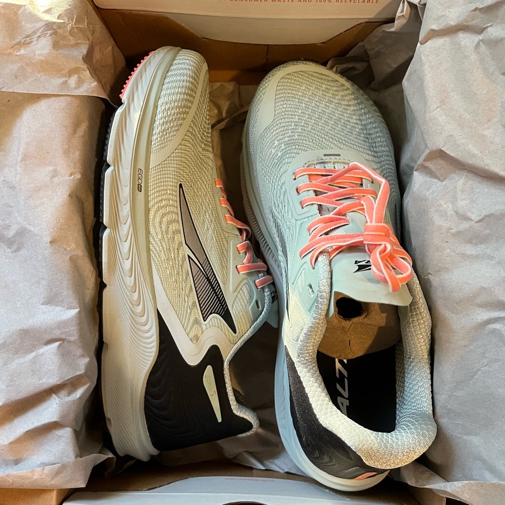 NWT W Altra Torin 5 Gray/Coral Size 8